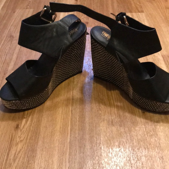 Black and white leather strappy wedges - Picture 3 of 5